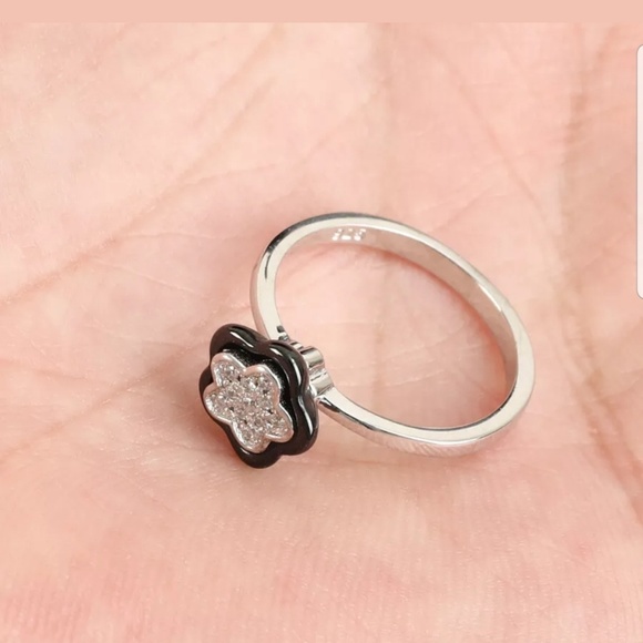 Sterling silver black daisy ring - Picture 2 of 3